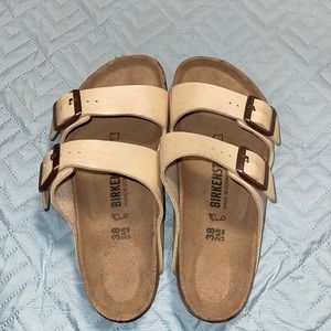 Birkenstock Arizona in size 38 (7-7.5), color metallic cream